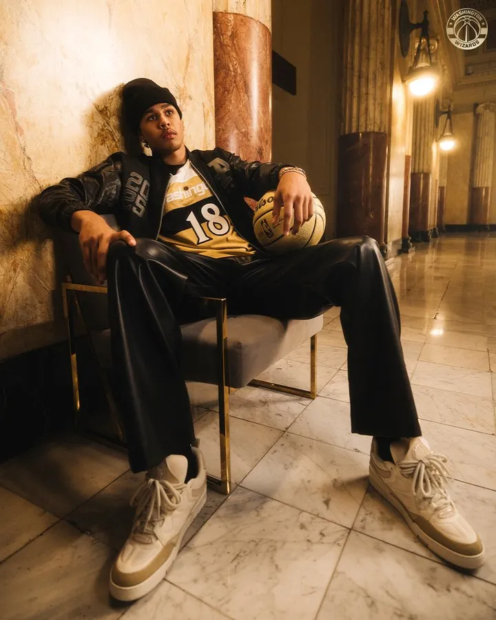 基肖恩-乔治展示球队新球衣,奇才官方附文:永不过时的穿搭