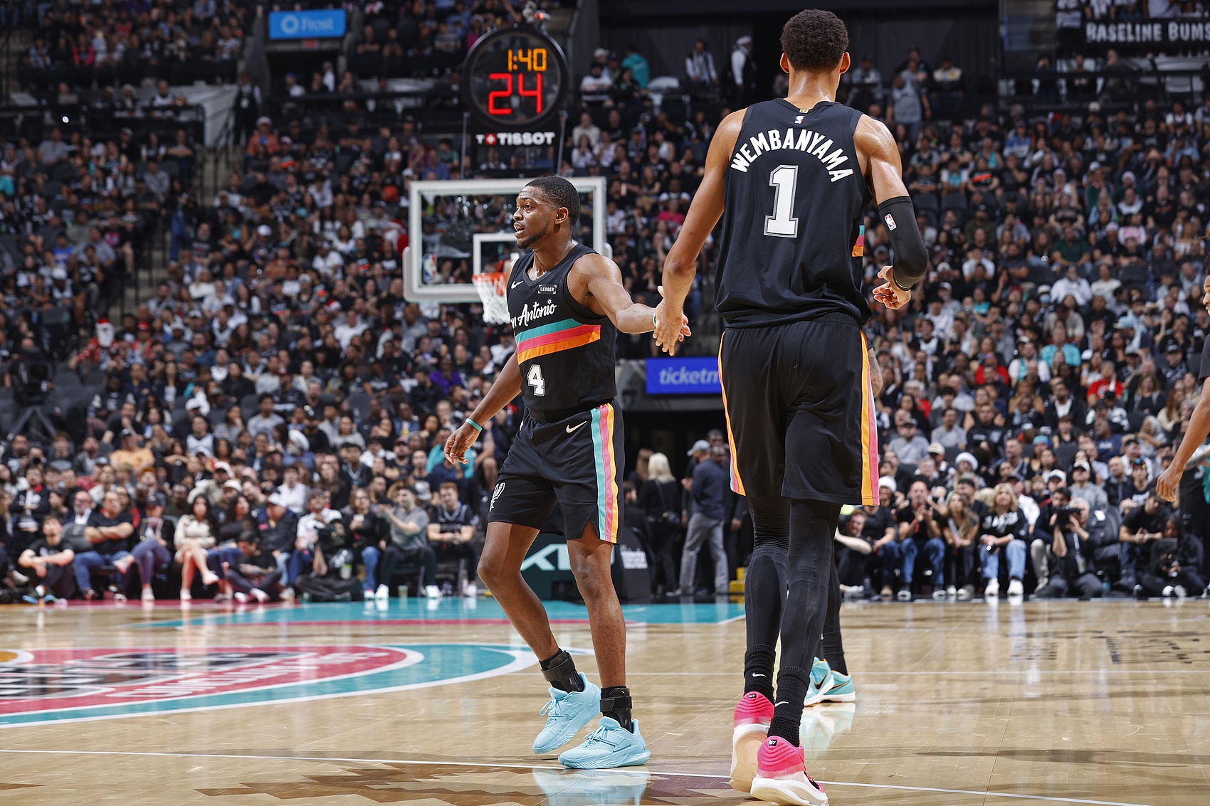 开云入口-福克斯：绿军今天的防守不常见 他们让文班在低位持球 我们作掩护